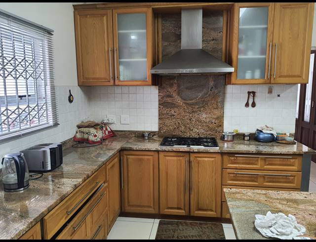 8 BEDROOM HOUSE FOR SALE IN LA LUCIA